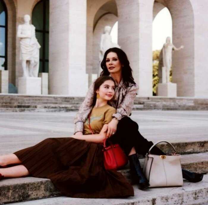 Кэтрин Зета-Джонс с подросшей дочерью в рекламе Fendi