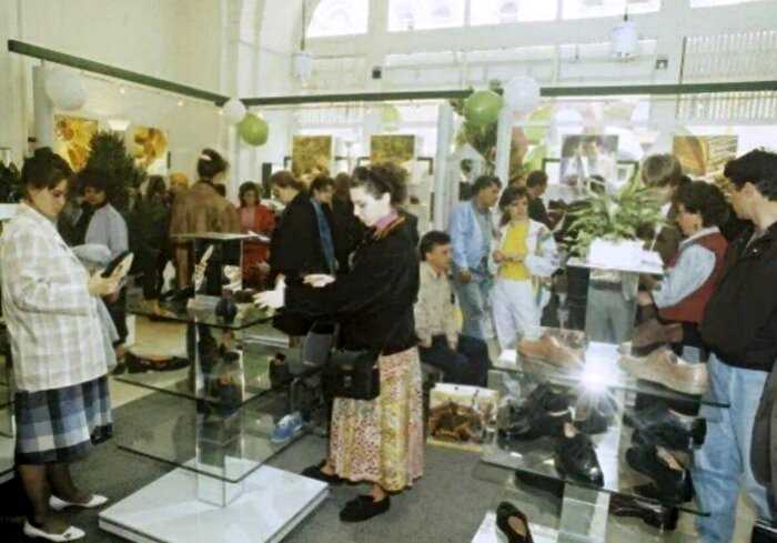 «Пустые прилавки и продавщицы-императрицы»: 18 фото о жизни в лихие 90-ые