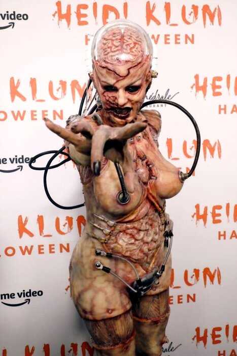 «Королева Хэллоуина»: самые интересные и шокирующие костюмы Хайди Клум