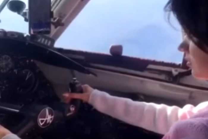 В сети всплыли кадры, на которых пилот позволил своей девушке сесть за штурвал