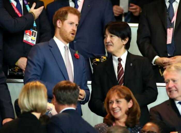 «Я женат!»: запуганный Принц Гарри отверг комплименты японских школьниц