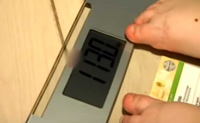 «Заедает голод бумагой»: девочка Вика весит 118 кг в 13 лет и не может остановиться