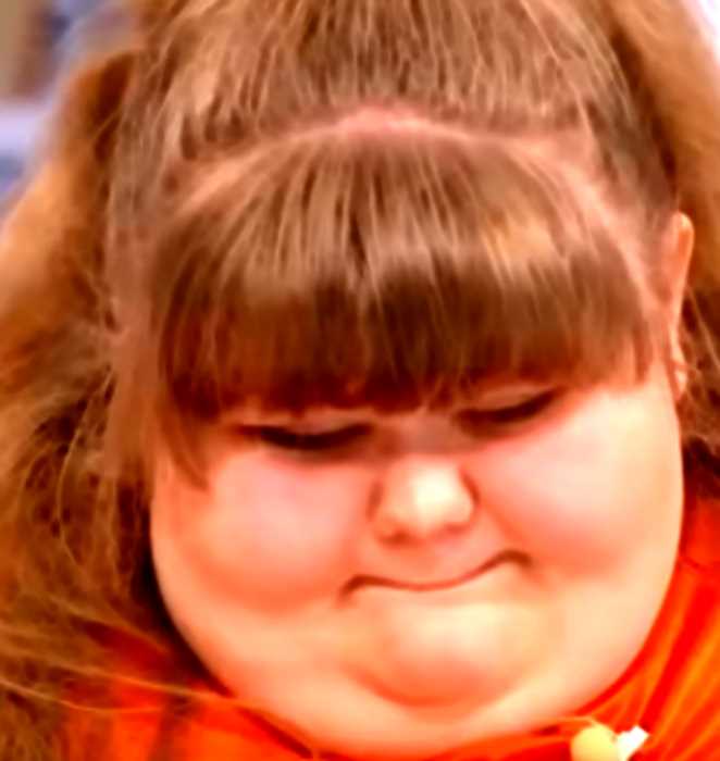 «Заедает голод бумагой»: девочка Вика весит 118 кг в 13 лет и не может остановиться