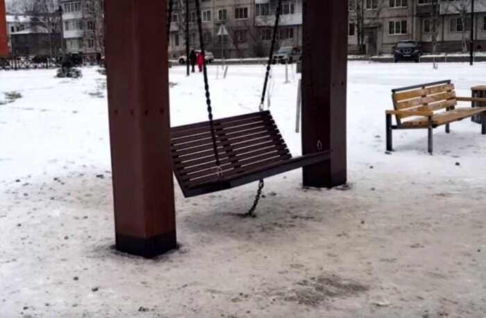 Власти Архангельска подарили городу качели, приковали к земле и запретили использовать
