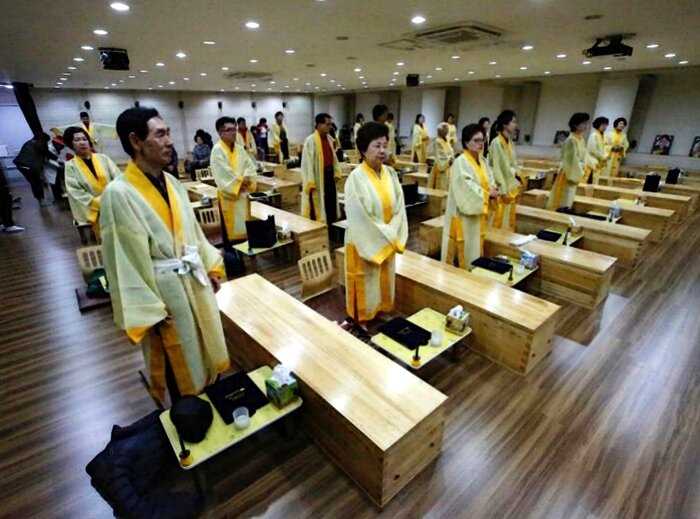 Массовые похороны живых в Южной Корее — странный ритуал, шокирующий иностранцев