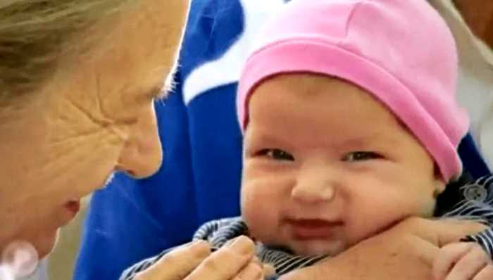 Муж бросил 60-летнюю женщиу, после того, как она подарила ему долгожданного ребенка