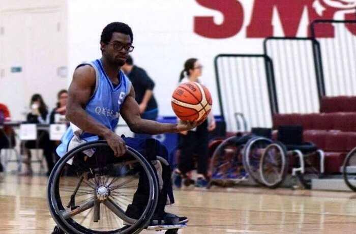 Спортсмен-инвалид взобрался на стену скалодрома вместе железной коляской