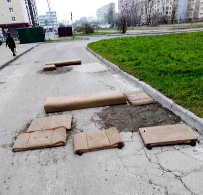 В Калининграде жители починили дорогу с помощью земли и дивана