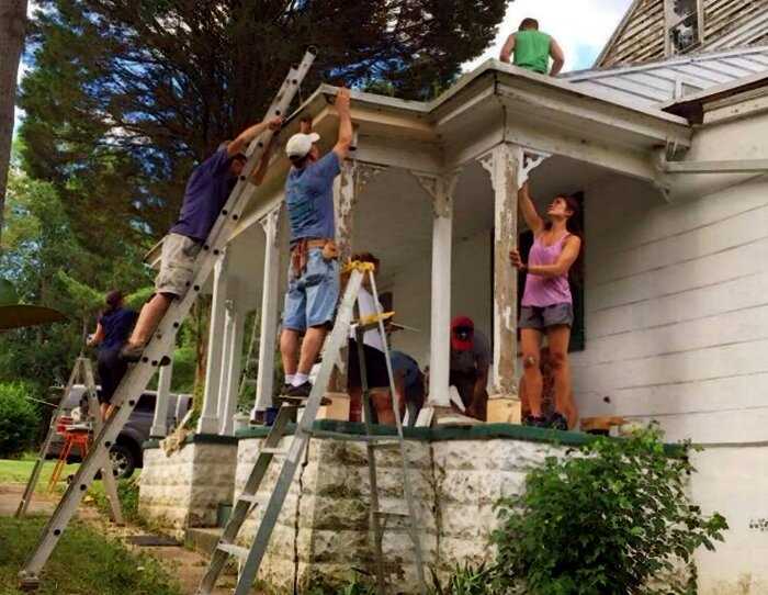В США соседи отремонтировали дом пенсионерки, чтобы скрасить ее старость