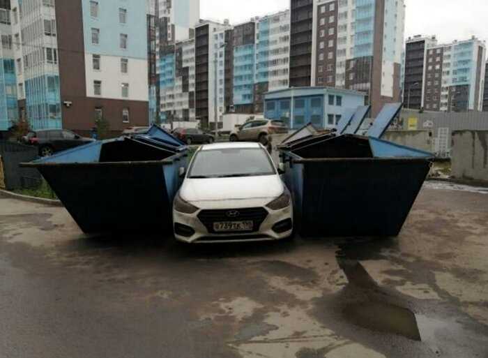 Авто-хам думал, что может парковаться как хочет, но мусоровозы решили иначе