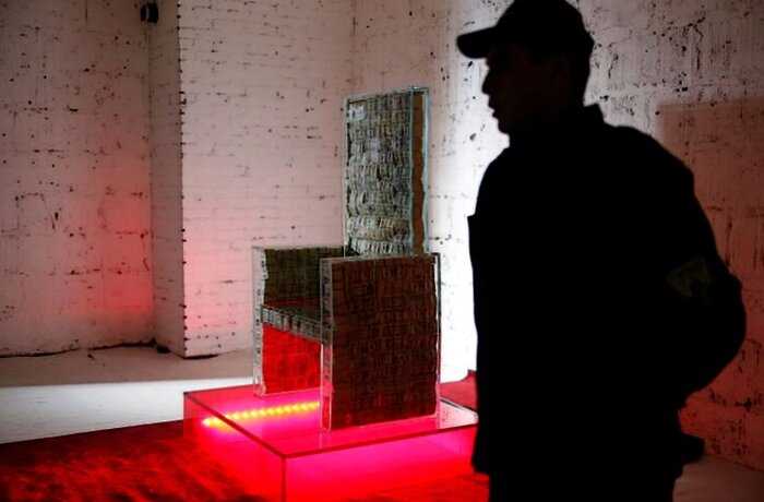В Москве появился необычный экспонат — трон, наполненный одним миллионом долларов