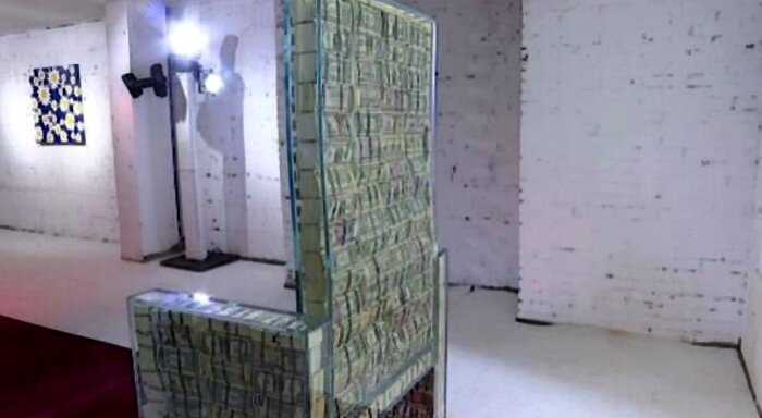 В Москве появился необычный экспонат — трон, наполненный одним миллионом долларов