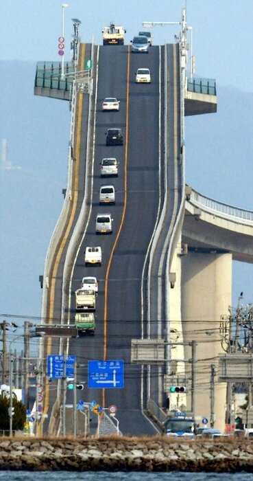 В Японии построили мост, который вызывает у водителей панические атаки
