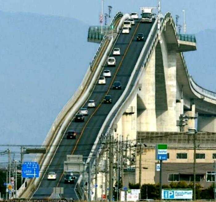 В Японии построили мост, который вызывает у водителей панические атаки