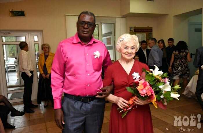 Российская пенсионерка бросила 80-летнего мужа, ради свадьбы с африканцем