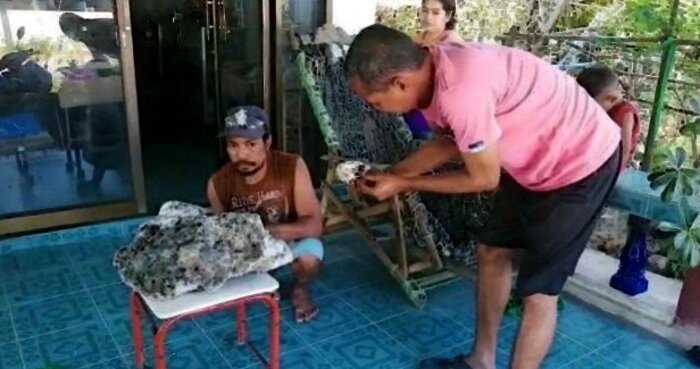 В Таиланде пляжный мусорщик нашел сокровище, которое изменило его жизнь навсегда
