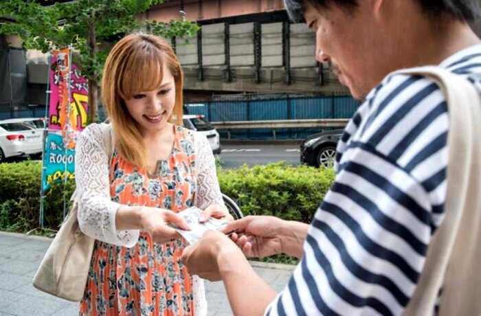В Японии можно арендовать мужчину за $9 в час и поплакаться на его плече