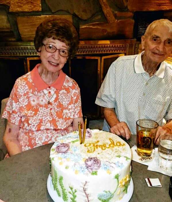 Муж и жена прожили вместе 70 лет и умерли с разницей в 20 минут