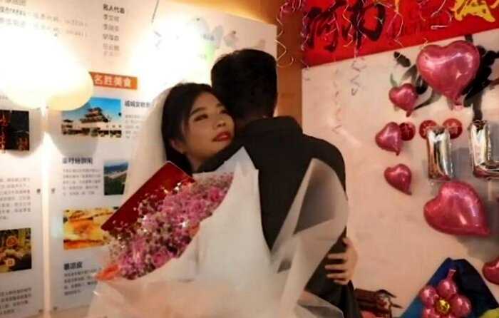 В Китае девушка сделала предложение руки и сердца своему парню и подкрепила это подарками