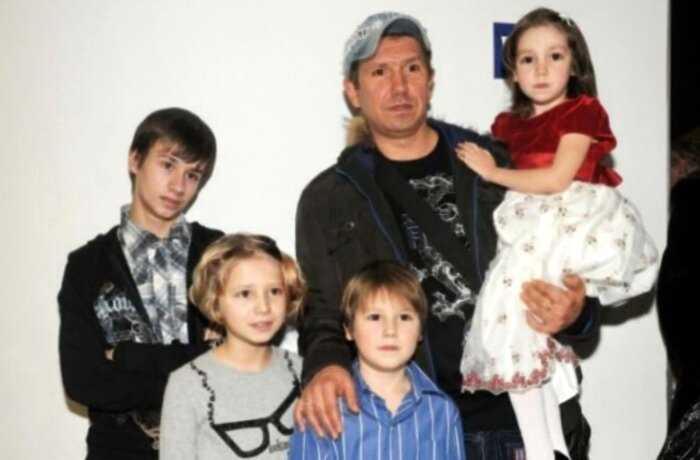 Владимир Кристовский бросил жену и 4-х дочерей ради новой пассии. Как все сложилось?