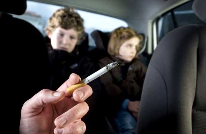 В США ввели новый закон: за курение в машине с ребёнком — штраф $1000