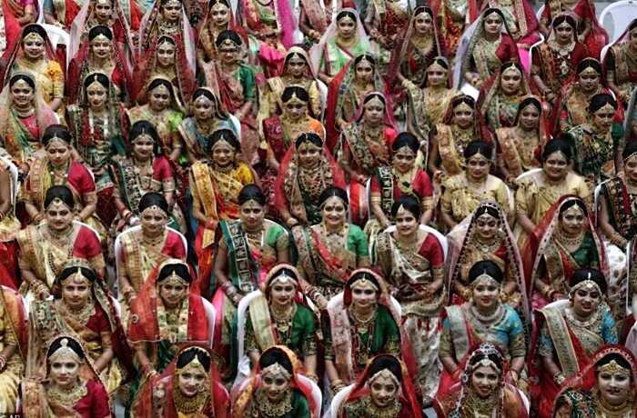В Индии магнат организовал массовую свадьбу для 270 девушек-сирот