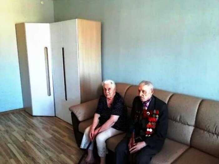 Российские строители сделали ветеранам ремонт в гостиной совершенно бесплатно