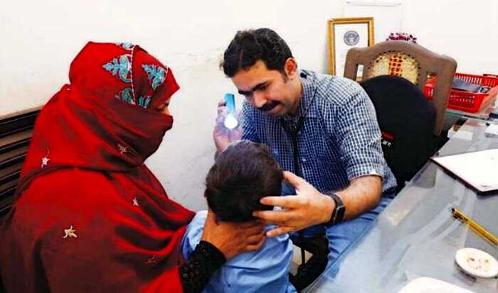 Пакистанский педиатр экономил на одноразовых шприцах и заразил СПИДом 900 младенцев