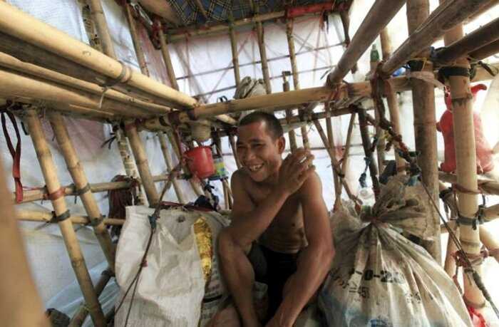 Китаец «человек-улитка» носит свой дом на спине в течении 5 лет