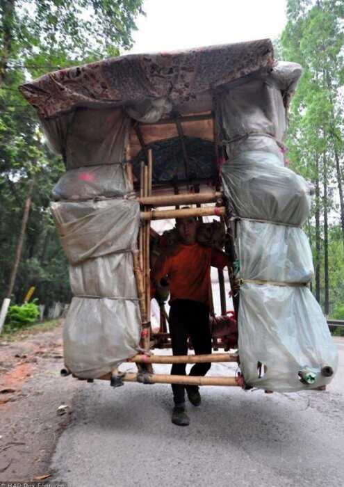 Китаец «человек-улитка» носит свой дом на спине в течении 5 лет