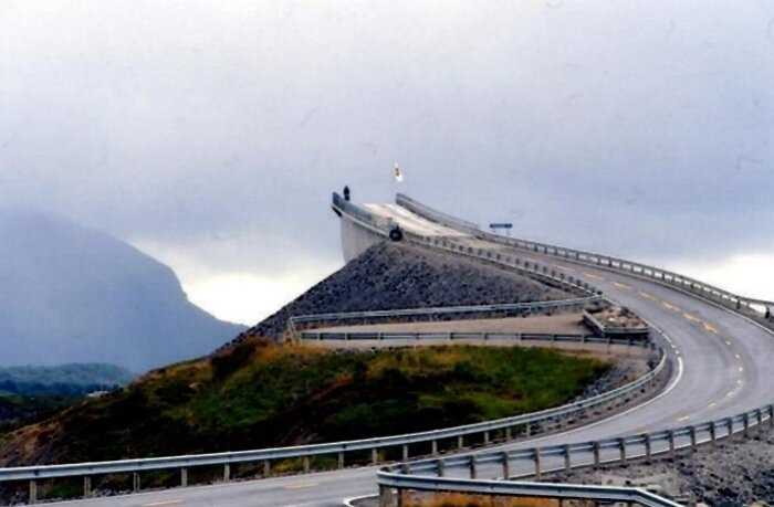 История удивительного моста в Норвегии, который ведет «в никуда»