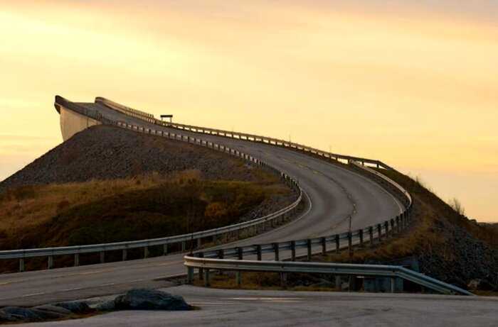 История удивительного моста в Норвегии, который ведет «в никуда»