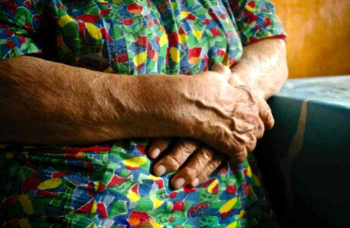 «Материнская любовь»: 77-летняя мама носит парализованного сына на спине вот уже 59 лет