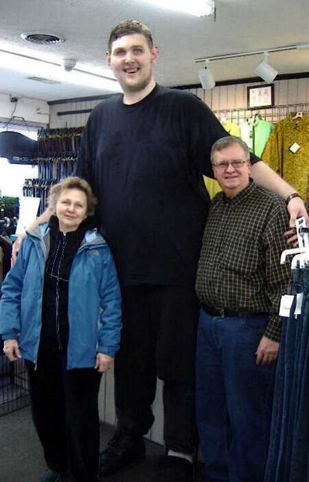 Как живет Украинский «великан» ростом 2.5 метра, переехавший на ПМЖ в США