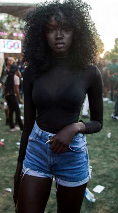 «Черная богиня»: одна случайная фотография на вечеринке сделала девушку знаменитой