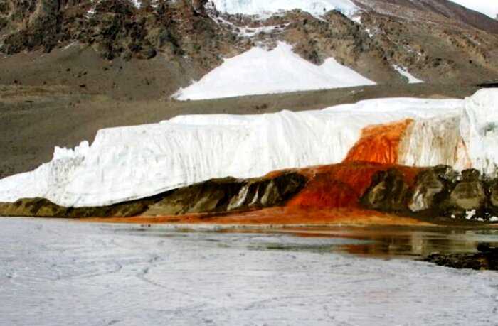 «Кровавый водопад»: ученые засняли уникальное и пугающее зрелище в Антарктике