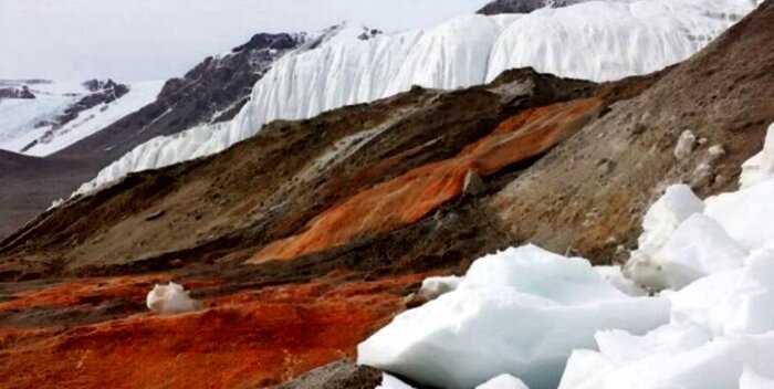 «Кровавый водопад»: ученые засняли уникальное и пугающее зрелище в Антарктике