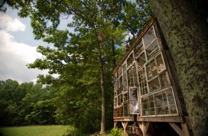 Успешная пара из США уехала в лесную глушь и построила дом из оконных рам
