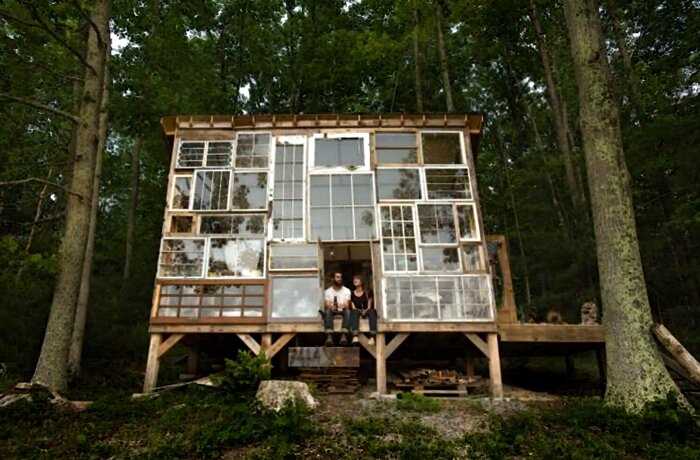 Успешная пара из США уехала в лесную глушь и построила дом из оконных рам