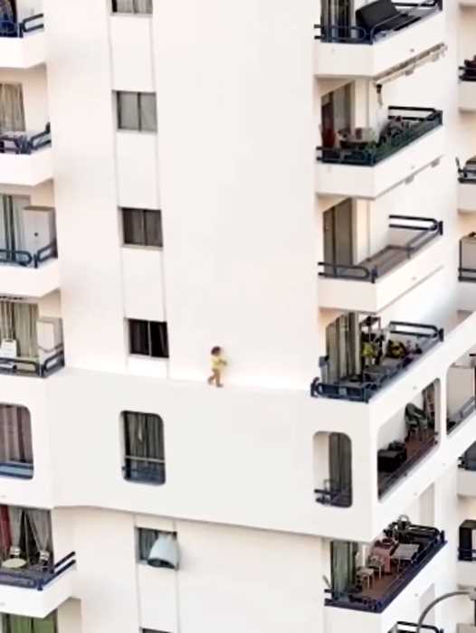 В Тенерифе 3-летняя малышка погуляла по бордюру здания, пока её мама была в душе