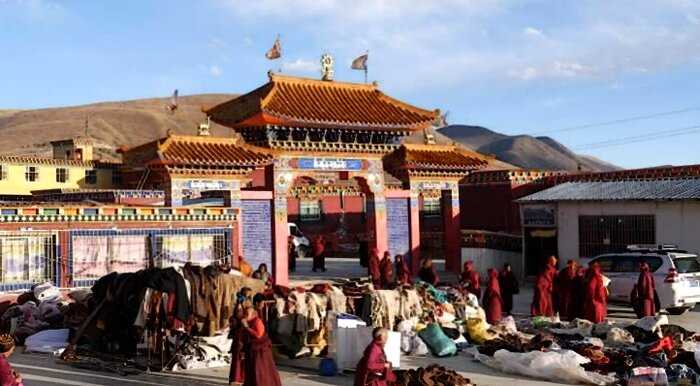 «Ярчен Гар»: как живут жители затеряного города-монастыря в Тибете