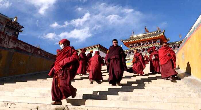 «Ярчен Гар»: как живут жители затеряного города-монастыря в Тибете