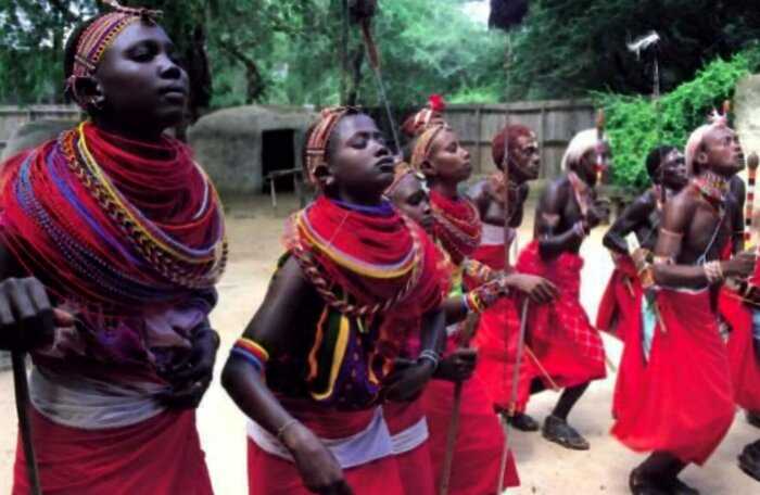«Плюнул в лицо — значит уважаешь»: самые необычные традиции племени Танзании