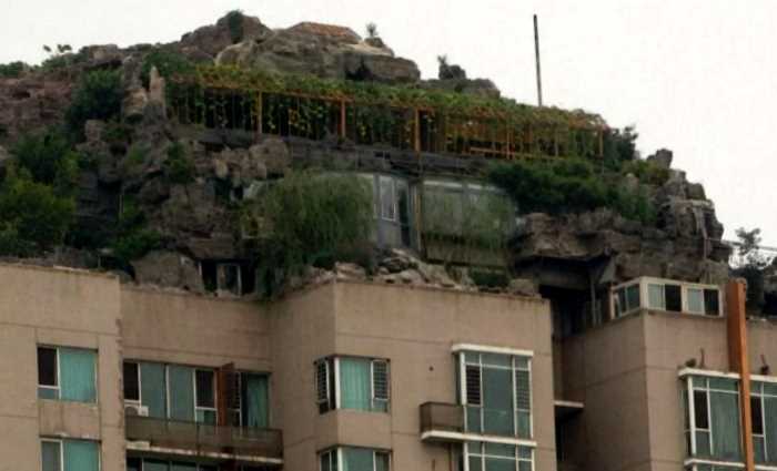 В Китае предприимчивый сосед построил настоящую гору и сад на вершине дома