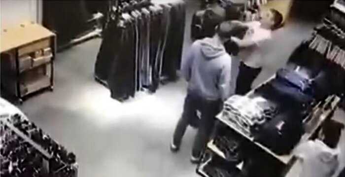 «Отхватили за Levi’s»: в Москве продавцы замесили воришек за кражу джинс