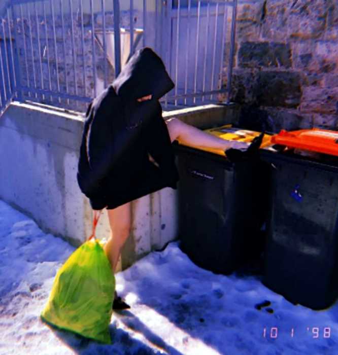 «Помойная страсть»: Ольга Серябкина устроила фотосессию на фоне мусорки