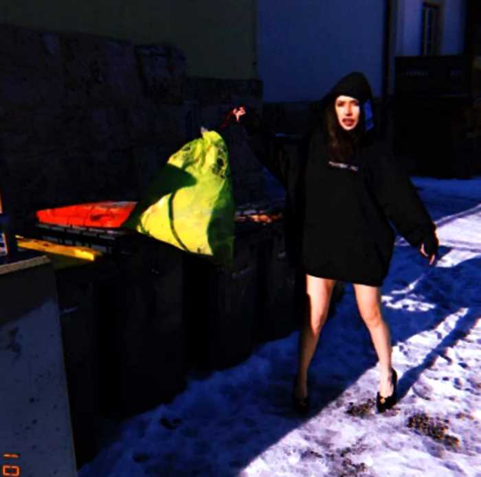 «Помойная страсть»: Ольга Серябкина устроила фотосессию на фоне мусорки