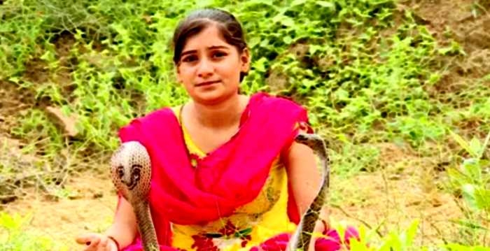 История «девочки-кобры» из Индии, которую змеи боятся как огня