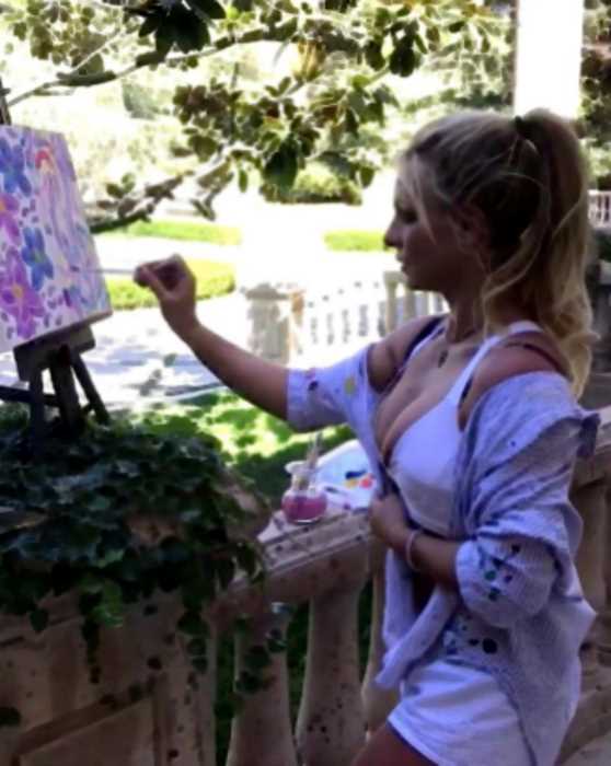 «Каракули ребенка»: Бритни Спирс организовала выставку собственных картин