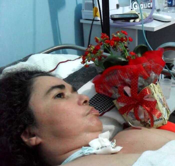Бразильянка превратилась в овощь. Вместо того, чтобы бросить ее, муж не отходил от ее кровати 12 лет
